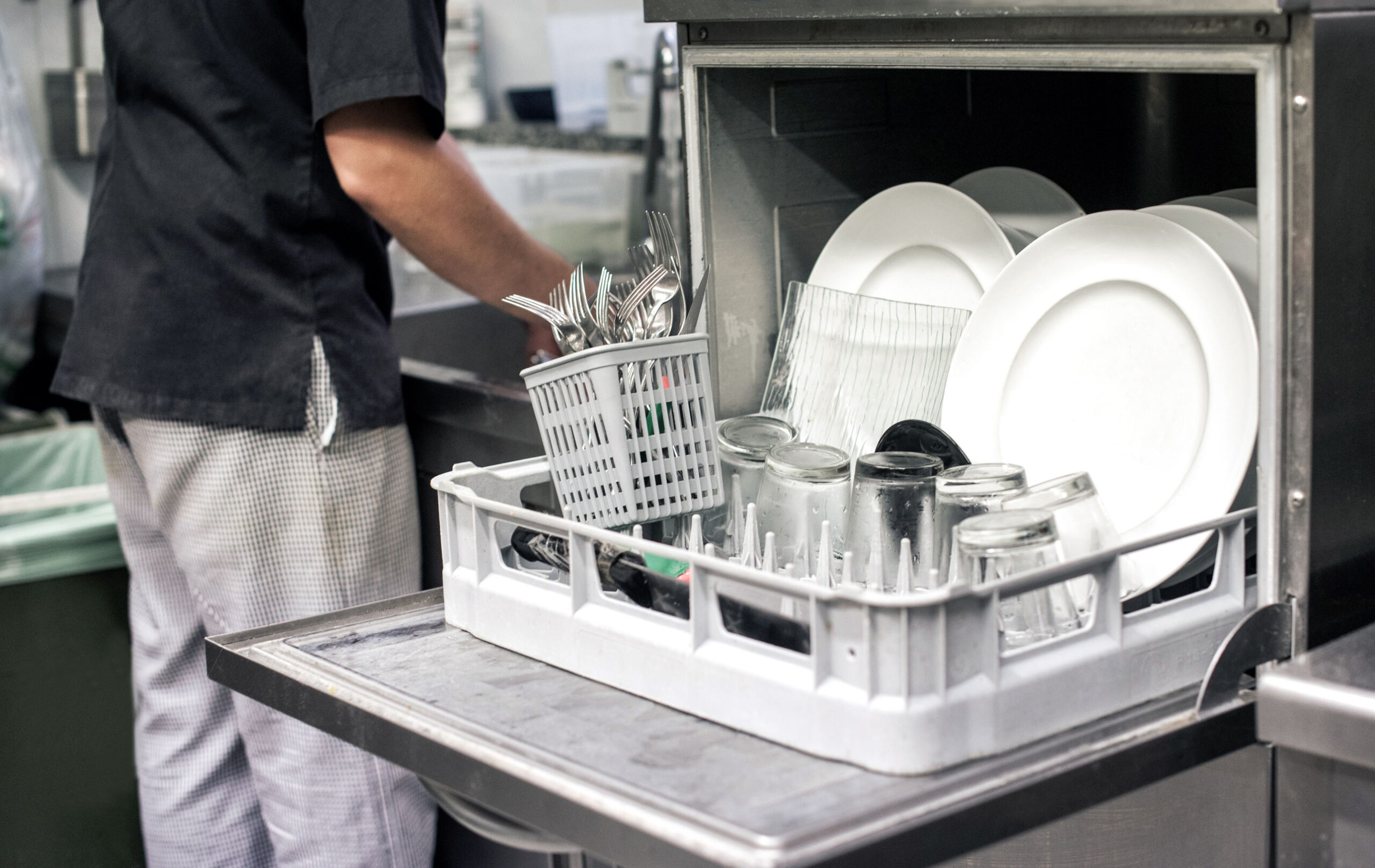 Entretien des lave-vaisselles industriels : l'équilibre entre un bon lavage  et la sécurité alimentaire - Proquimia
