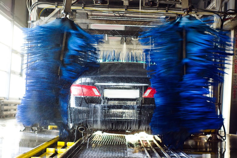 Coche en espuma activa en lavado de coches. tema de transporte industrial